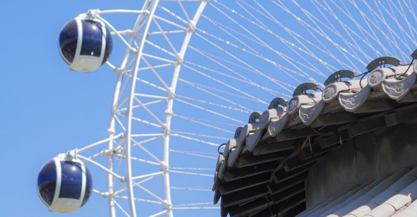Amusement Parks - The london eye is a large wheel with many different colors